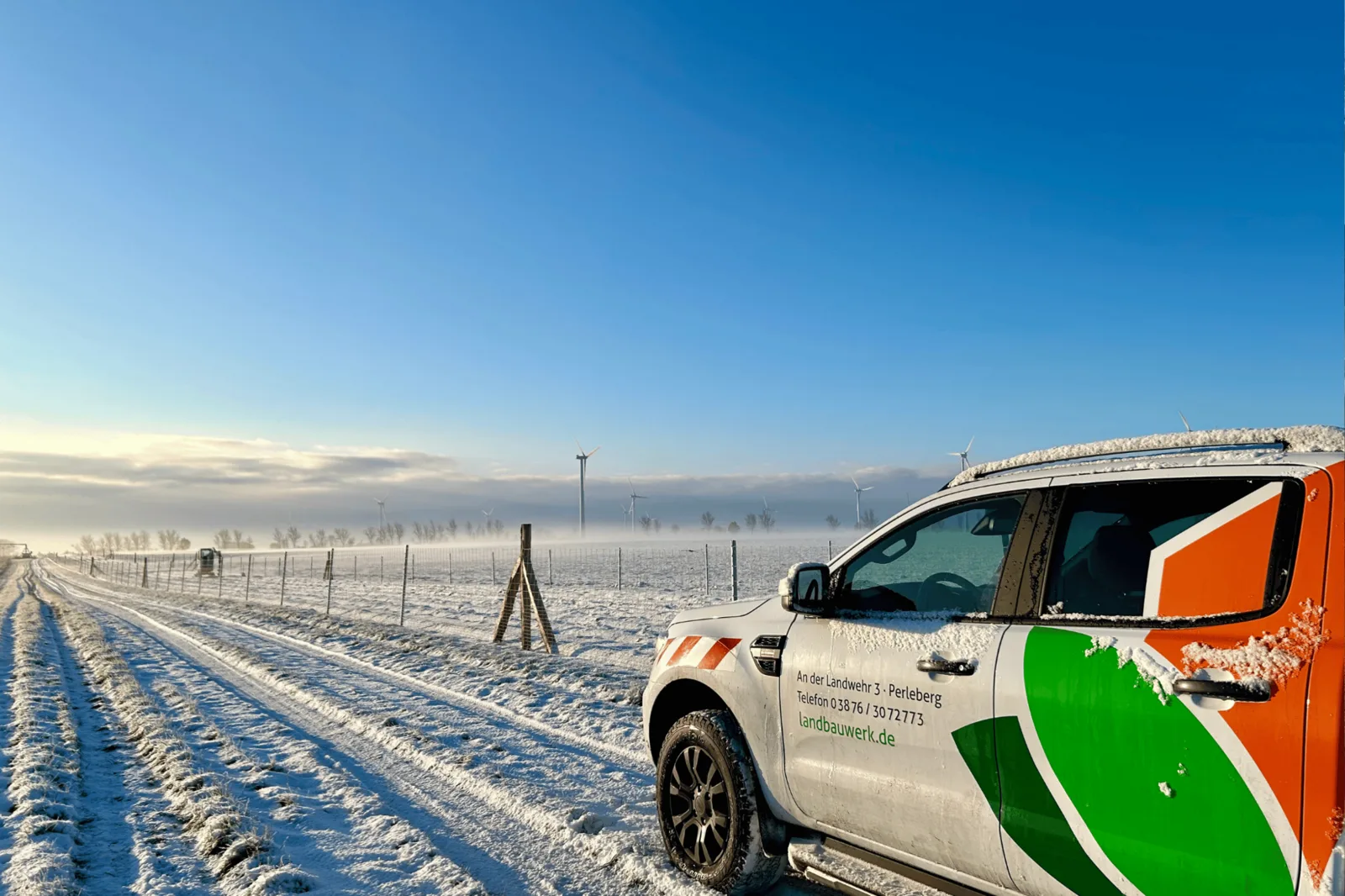 Zaunlinie im Winter — hier ein Wildschutzzaun an einer Ausgleichsfläche